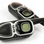 トランシーバーの使い方は？話し方とトラブル対処法も解説