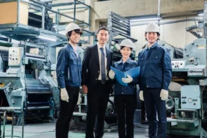 工場見学を行う工場スタッフ
