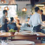 飲食店でインカムはどのように役立つ？導入のメリットや注意点も解説