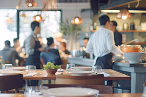 飲食店でインカムはどのように役立つ？導入のメリットや注意点も解説