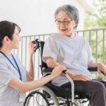 介護施設でインカムを使うメリット｜自分の施設に合った選び方も解説